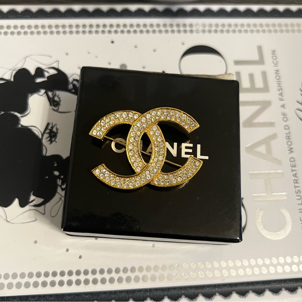 CHANEL Vintage CC brooch with crystals